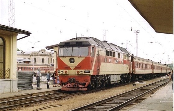 Train pulling into Vilnius station by LHOON