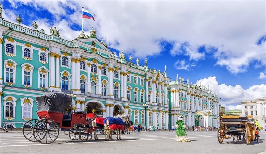 Horse-drawn carriages await in Palace Square, St Petersburg. © Shutterstock/dimbar76