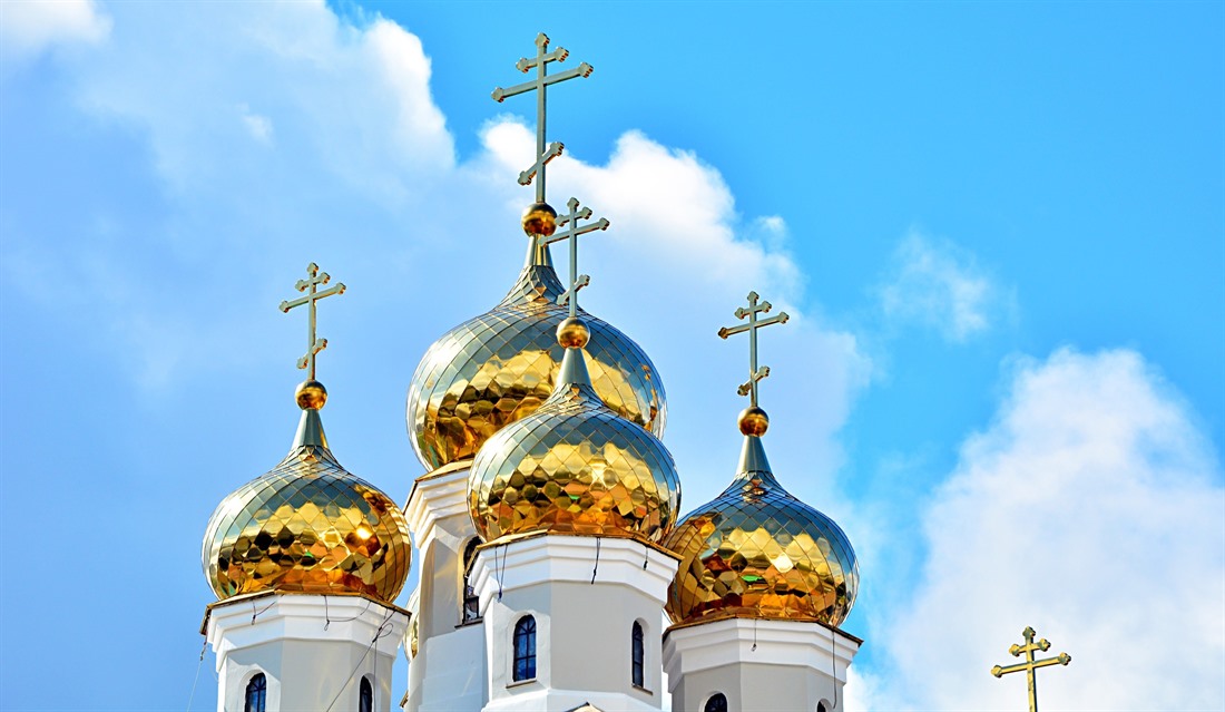 The golden cupolas of the Church of Blood in Honour of All Saints in Yekaterinburg are dazzling. © Shutterstock/Martyn Jandula