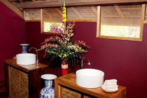 Forest Floor Lodge - bathroom