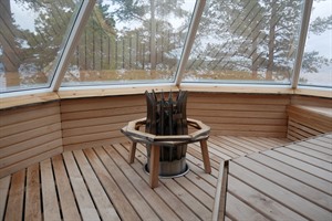 Wilderness Inari Hotel - Sauna with view of lake