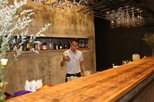 Inthira Vang Vieng, Bar