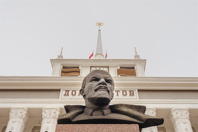 Lenin in front of the House of Soviets building