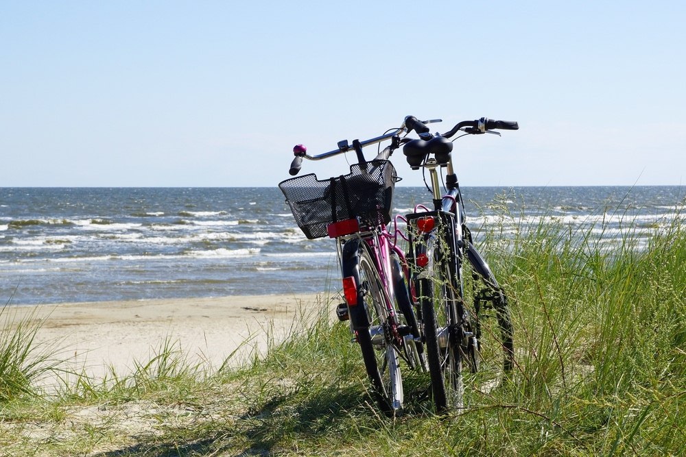 cycling-in-saaremaa_3_bikes-on-beach.jpg