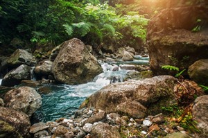 On the way to Casaroro Waterfalls