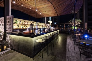 Baitong Hotel & Resort, Lantern Rooftop Bar