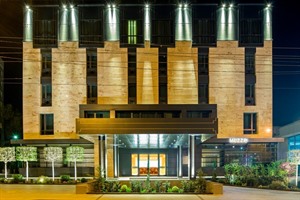 Berd's Design Hotel - exterior at night