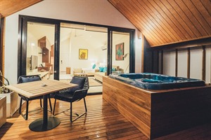 Coral Sea Resort hot tub in room