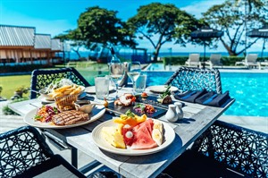 Dining at Coral Sea Resort