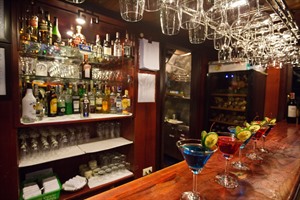 Dragon's Pearl Junk, Bar