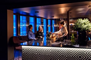 Funken Lodge - bar. Agurtxane Concellon / Hurtigruten Svalbard