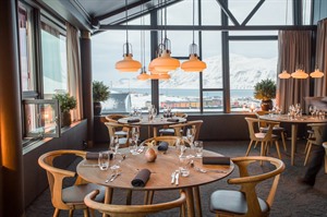 Dining with a view at Funken Lodge. Agurtxane Concellon / Hurtigruten