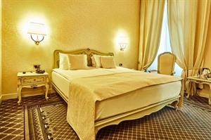 Grand Hotel Continental- twin bedroom