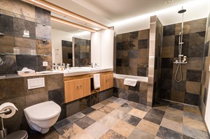 Hotel Husafell - Deluxe Double room - bathroom