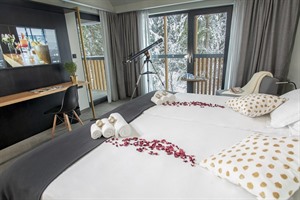 Bedroom with telescope at Hotel Lyra