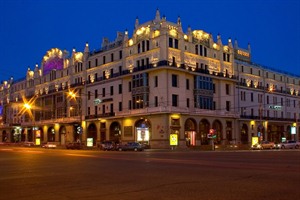 Hotel Metropol - exterior at night