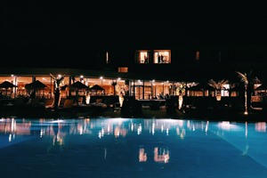Hotel Pedras Do Mar Resort & Spa at night