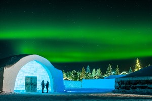 Icehotel under the northern lights © Asaf Kliger, ICEHOTEL