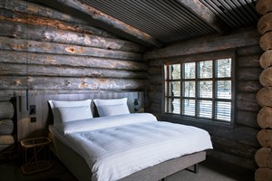 Bed and window at Javri Lodge