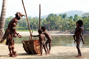 Karawari Lodge - locals on the beach