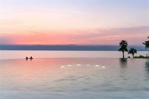 Infinity pool at night - Kempinski hotel Ishtar