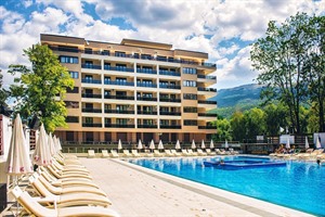 Exterior and pool at Park Lakeside Hotel