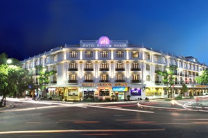 Hotel Saigon Morin at night