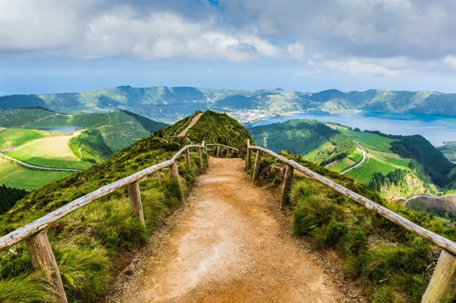 Trail to Sete Cidades viewpoint, Sao Miguel