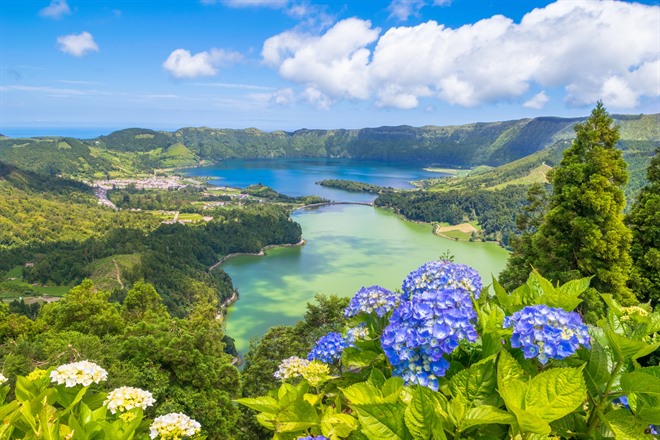 Sete Cidadas famous blue and green lakes