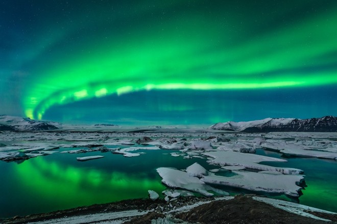 Northern lights over Jökulsárlón glacial lagoon - Iceland