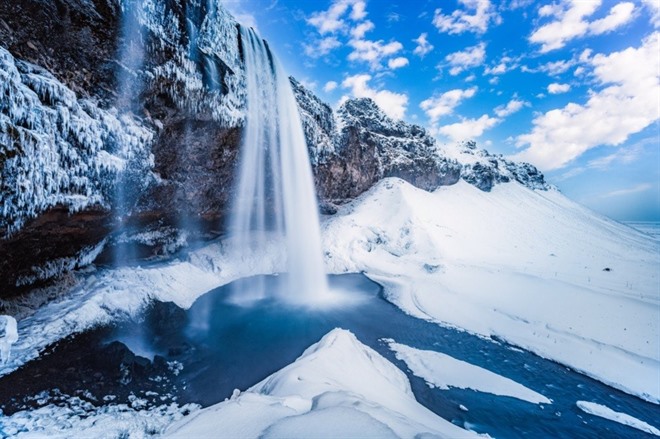 Seljalandsfoss waterfall