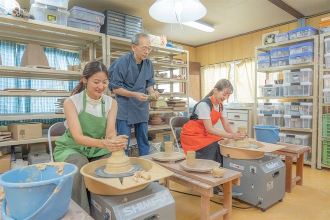 Hagi-yaki ware pottery making experience