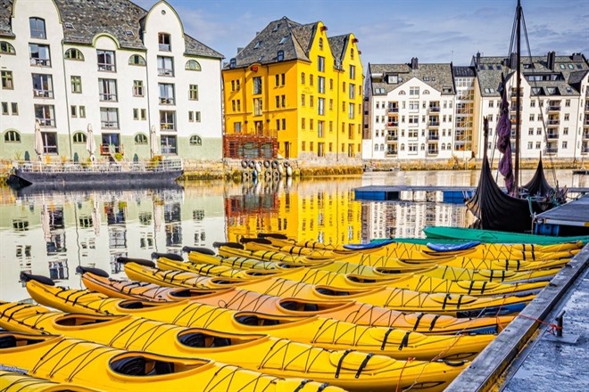 MORNING KAYAK & FLY TO THE UK