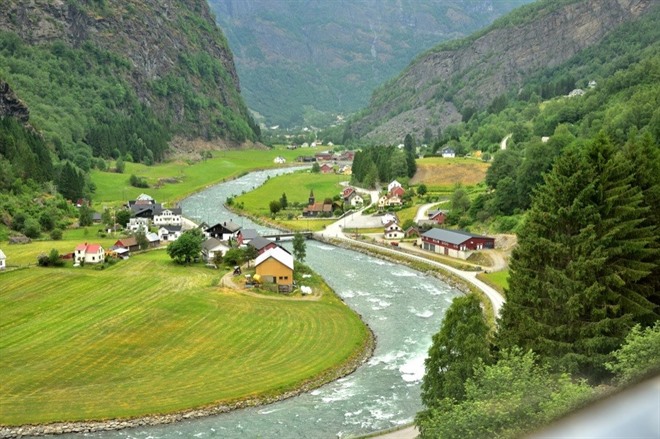 EXPLORE FLÅM