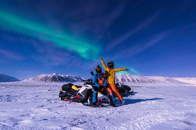 NORTHERN LIGHTS HUNT WITH ELECTRIC SNOWMOBILE