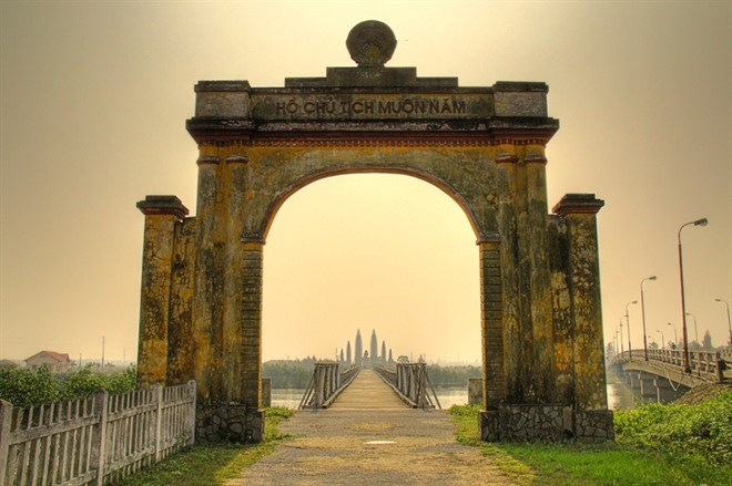 Hien Luong Bridge