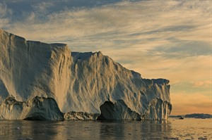 Icebergs under the midnight sun