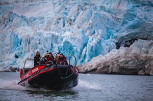 Rib boat safari to the glacier. Halvor Mykleby - Firbeint film / Hurti