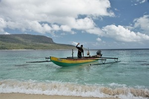 Outrigger crossing to Jaco Island