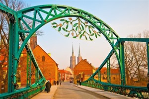 Bridge over to Cathedral Island