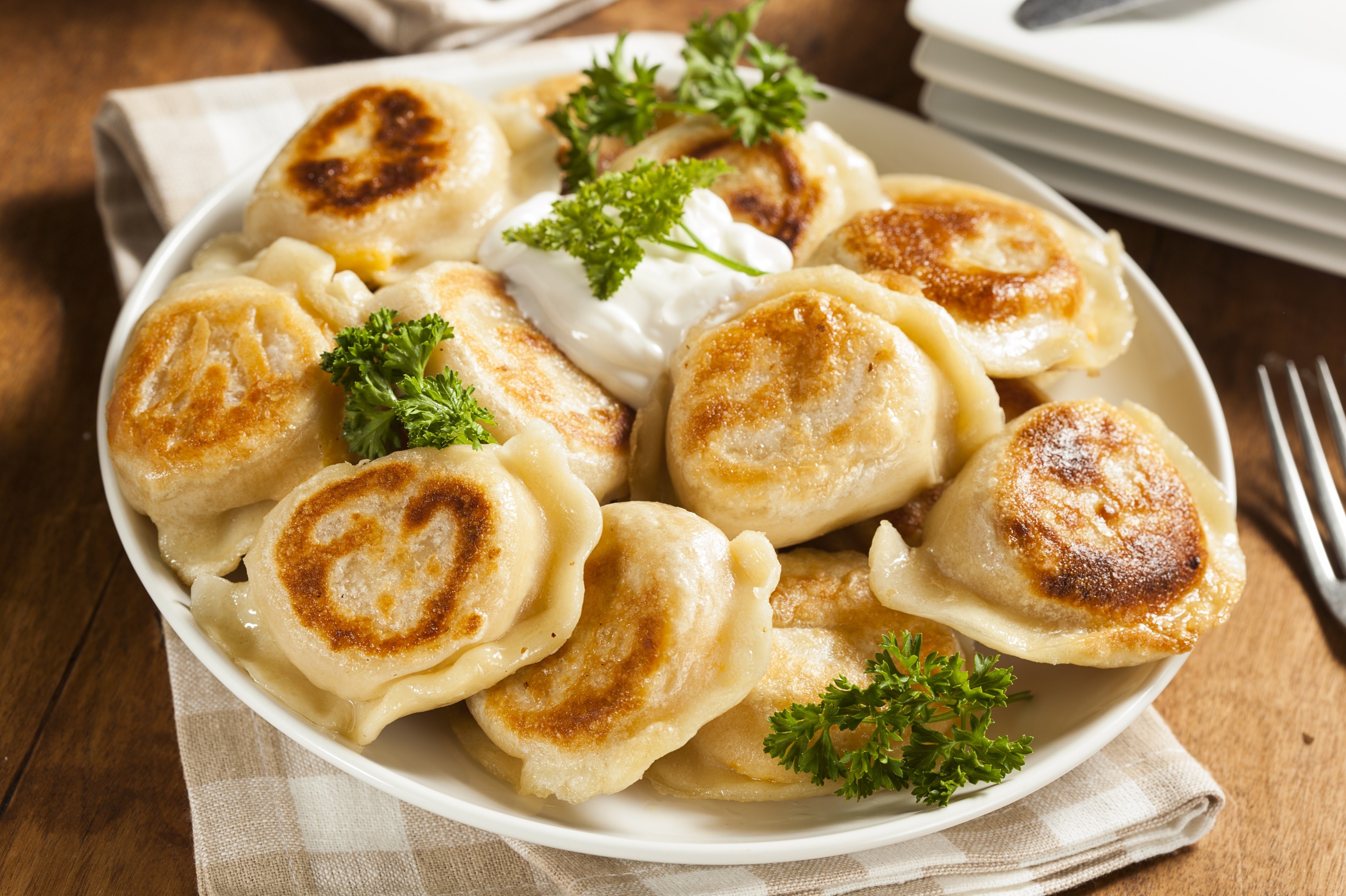 Можно ли пожарить пельмени. Польские вареники (pierogi). Жареные пельмени. Жареные пельмешки. Жареные пельмени на сковороде.